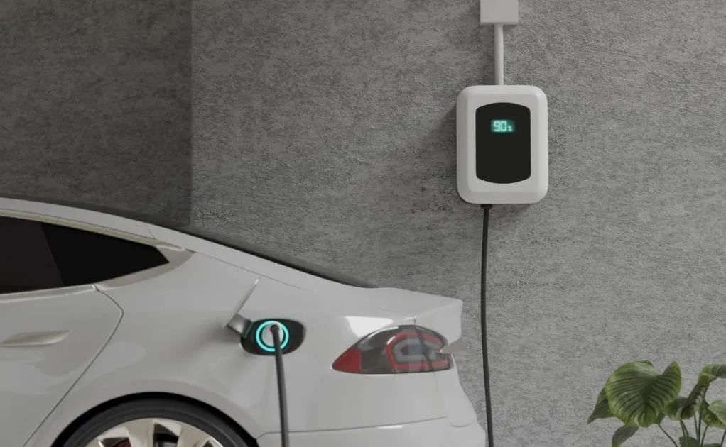Fila de carros elétricos prontos para importação