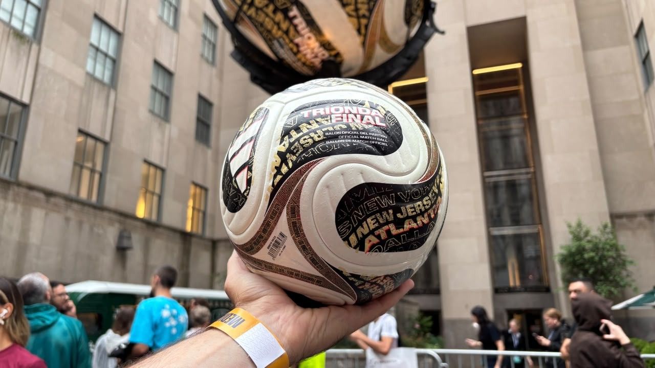 Bola Trionda da FIFA com detalhes dourados exposta no monumento Atlas