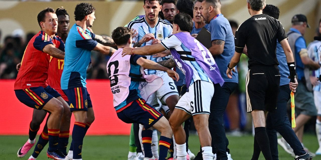 Confronto entre jogadores após final da Copa do Mundo 2026