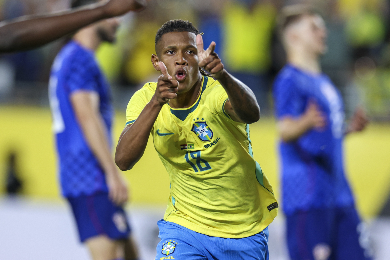 Danilo comemora gol pela Seleção