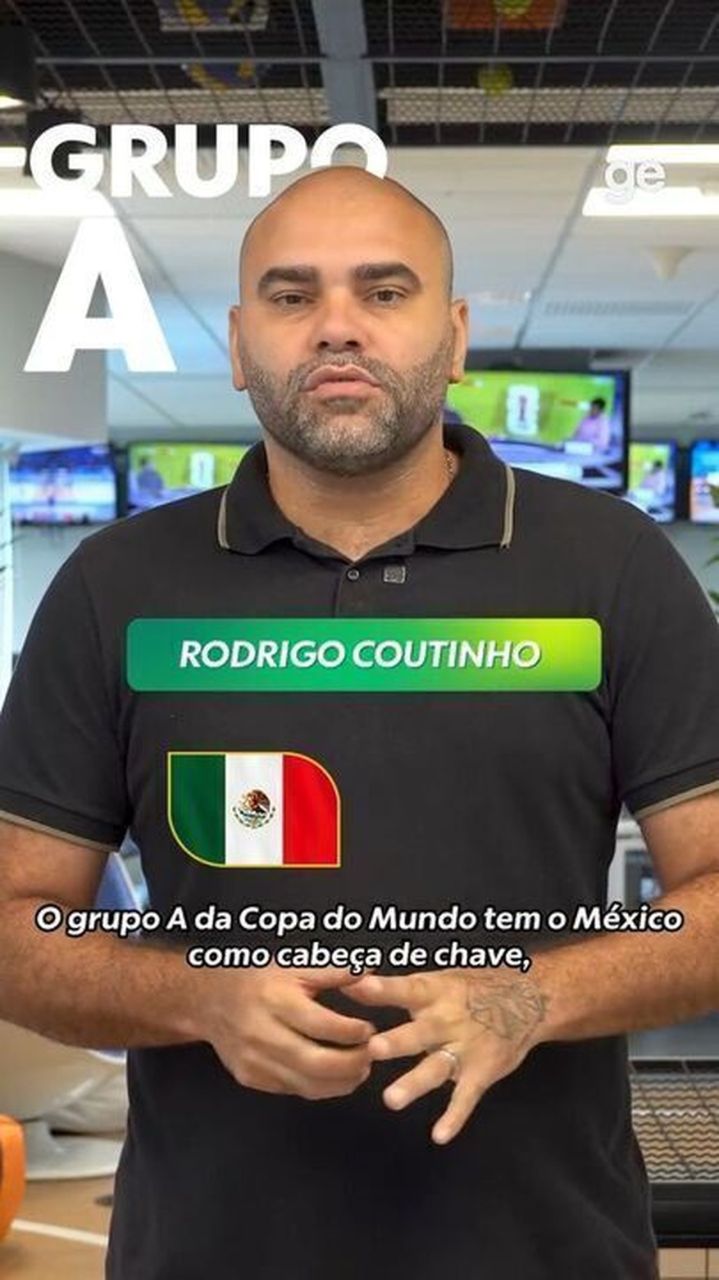 Jogadores reunidos no círculo central durante cerimônia pré-jogo