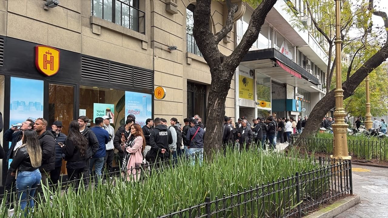 Torcida do Vasco em fila para retirada de ingressos em Buenos Aires