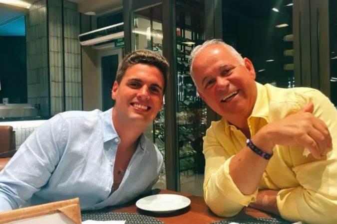 Kaio Brazão divulgando ação de adesivagem em apoio a Flávio Bolsonaro