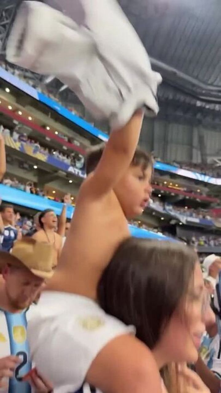 Filhos de Enzo Fernández comemoram no estádio