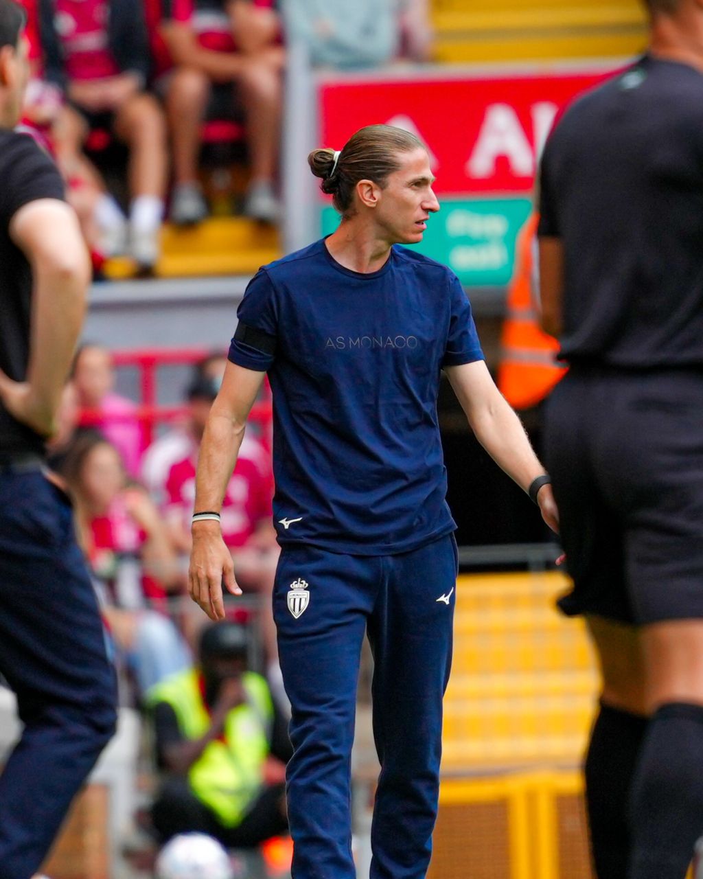 Filipe Luis no banco de reservas durante partida em Anfield