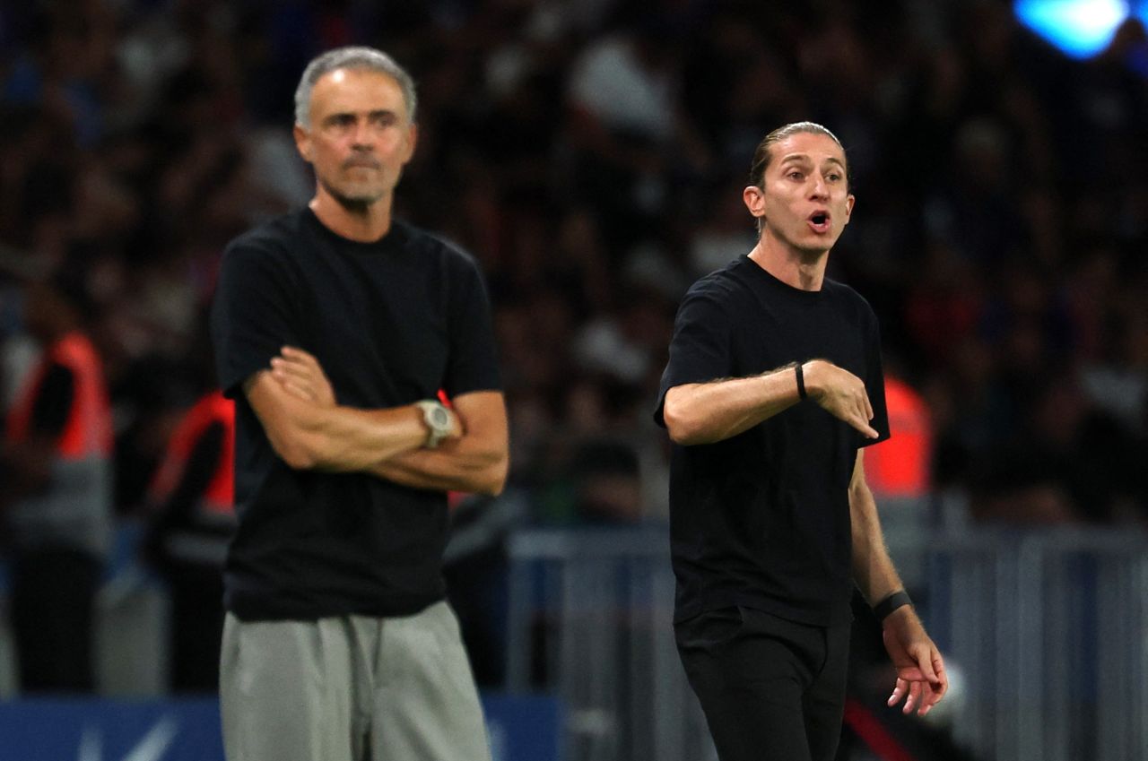 Filipe Luís comemorando com jogadores do Monaco após jogo contra PSG