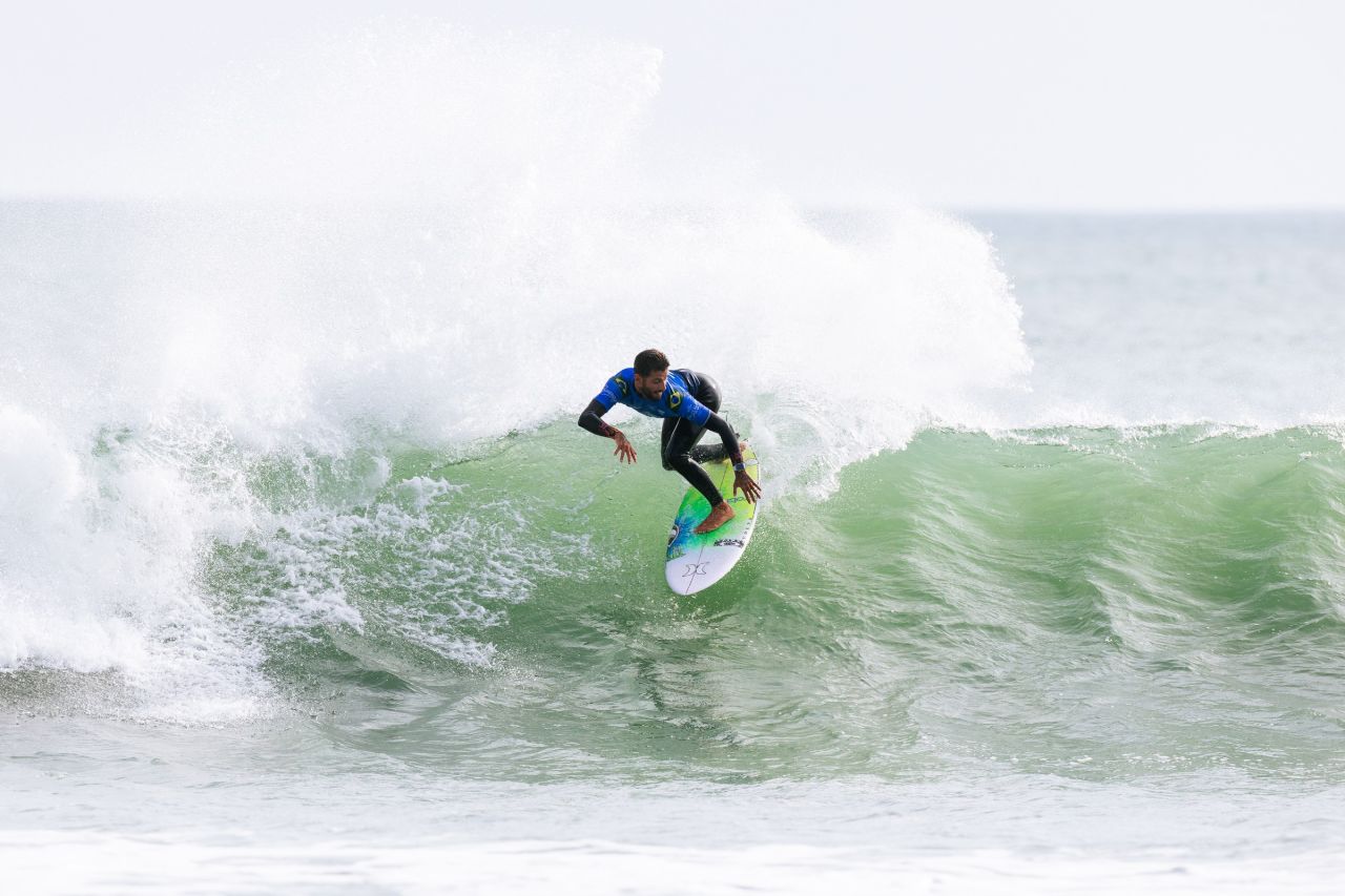 Filipe Toledo comemora vitória sobre Gabriel Medina em Raglan
