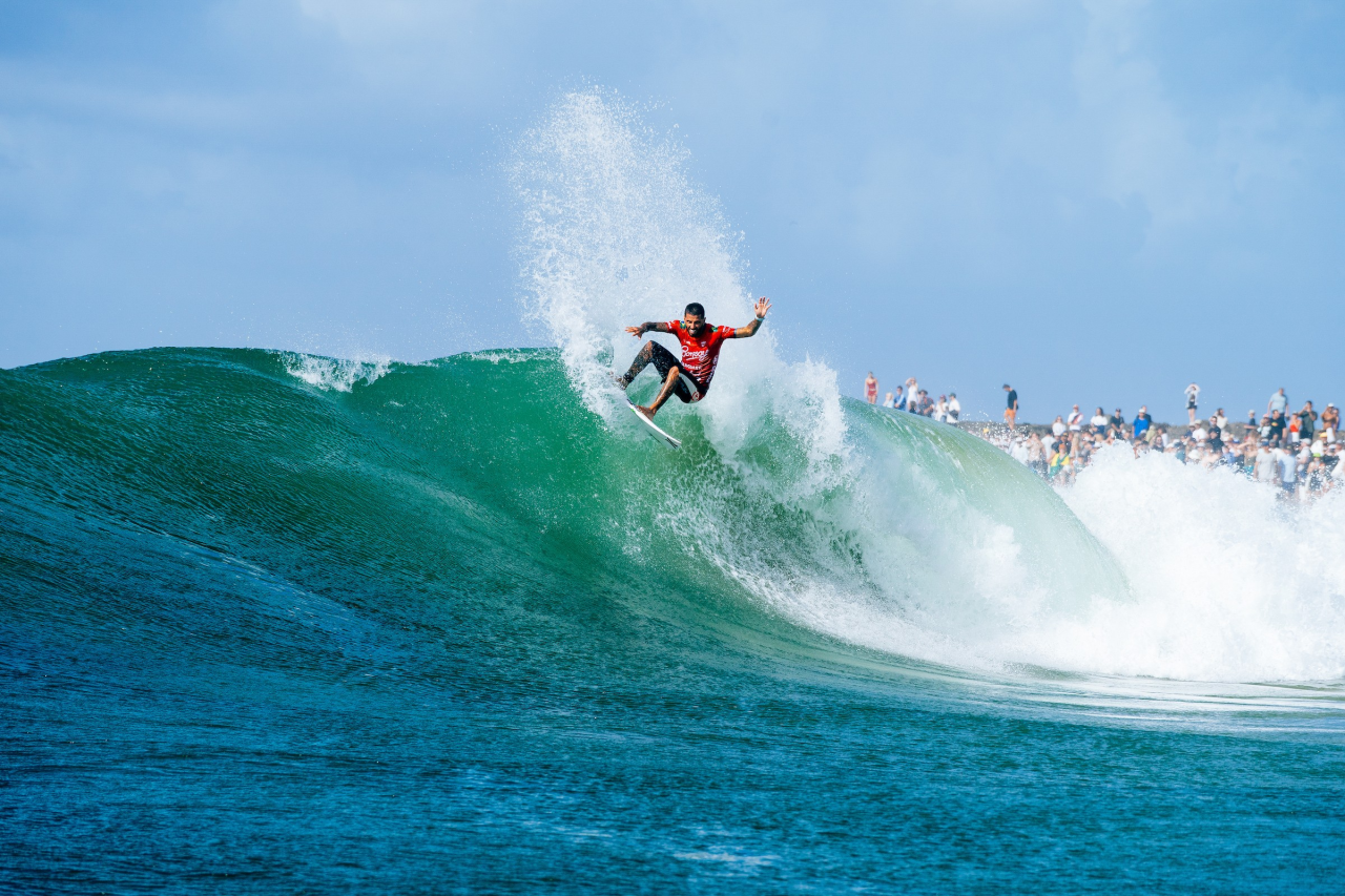 Filipe Toledo surfando em Gold Coast
