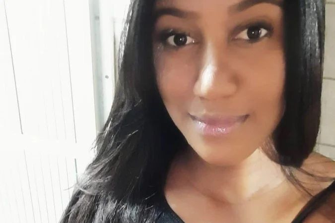 mãe pegando transporte público ao amanhecer