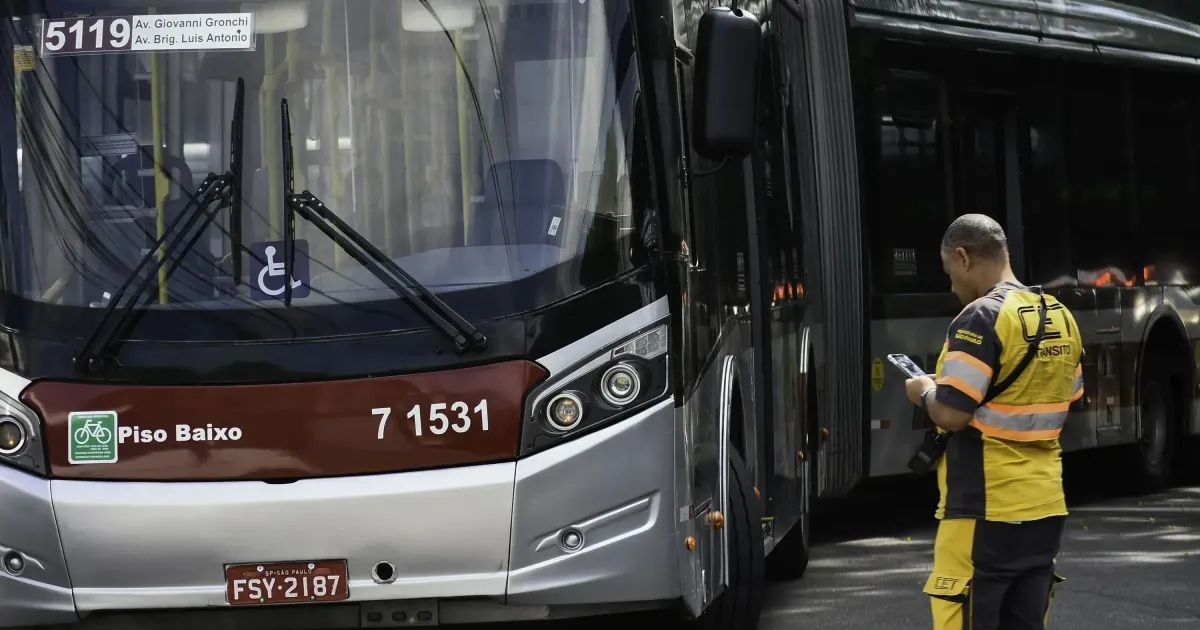 Ônibus urbano em ponto