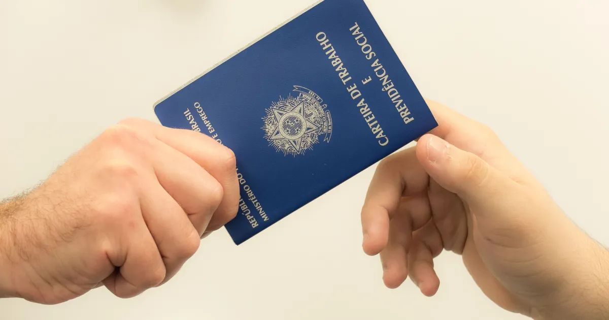 trabalhadores em linha de produção