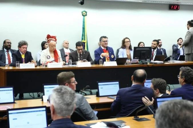 Deputados em comissão na Câmara