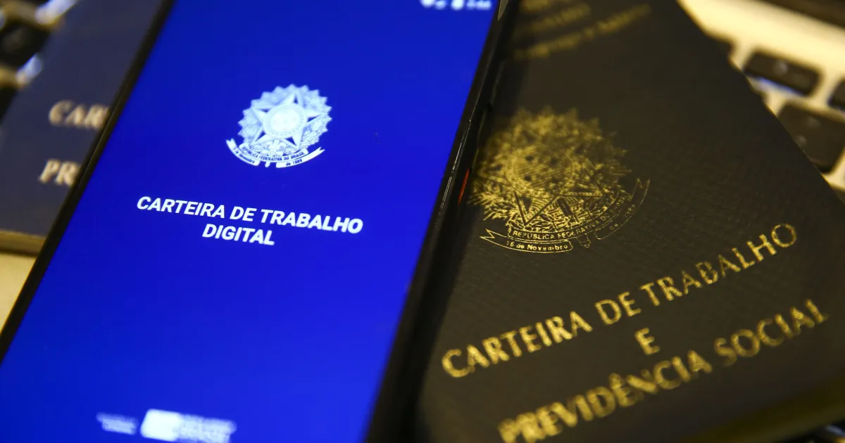 Linha de produção industrial com trabalhadores