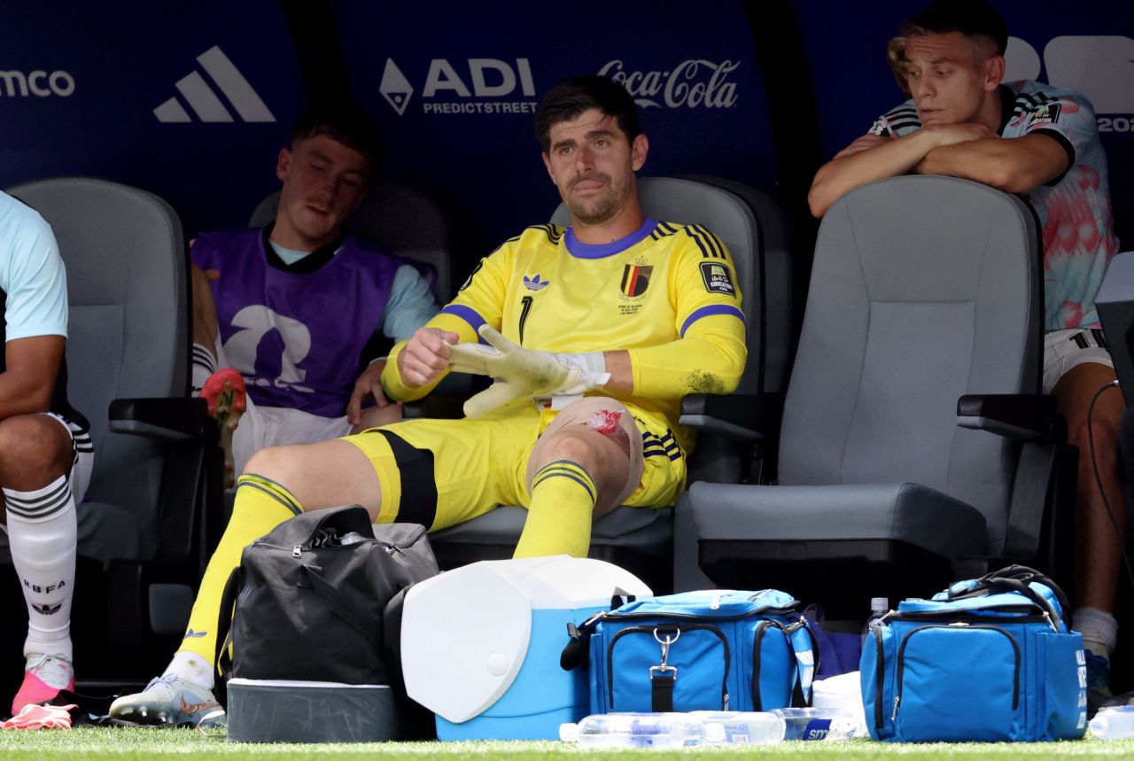 Courtois deixa o campo lesionado contra a Espanha