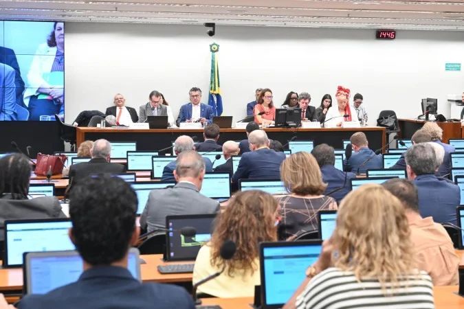 Deputados durante sessão da comissão especial