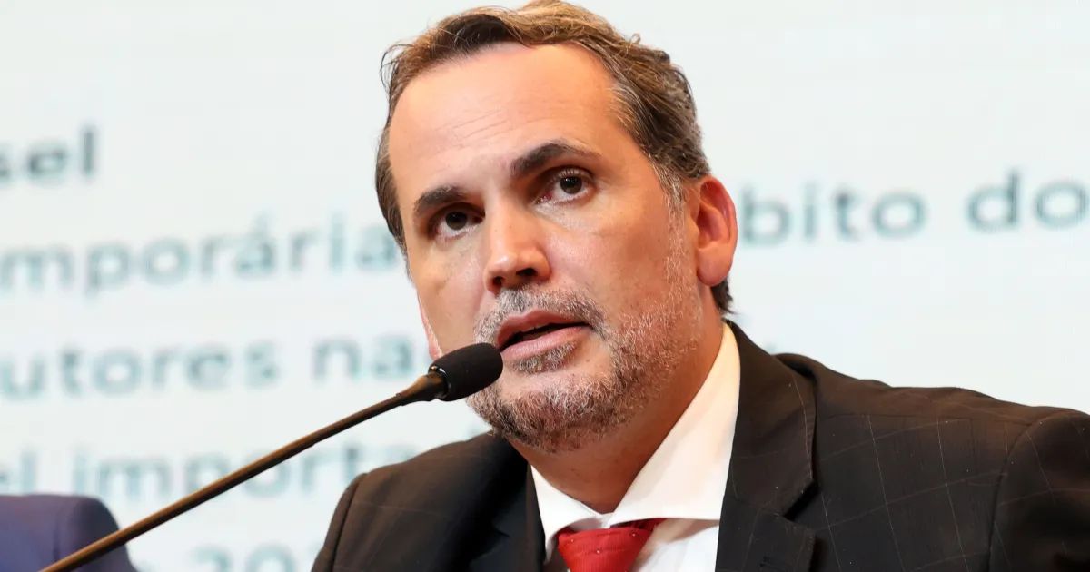 Caminhões abastecendo em posto de combustível