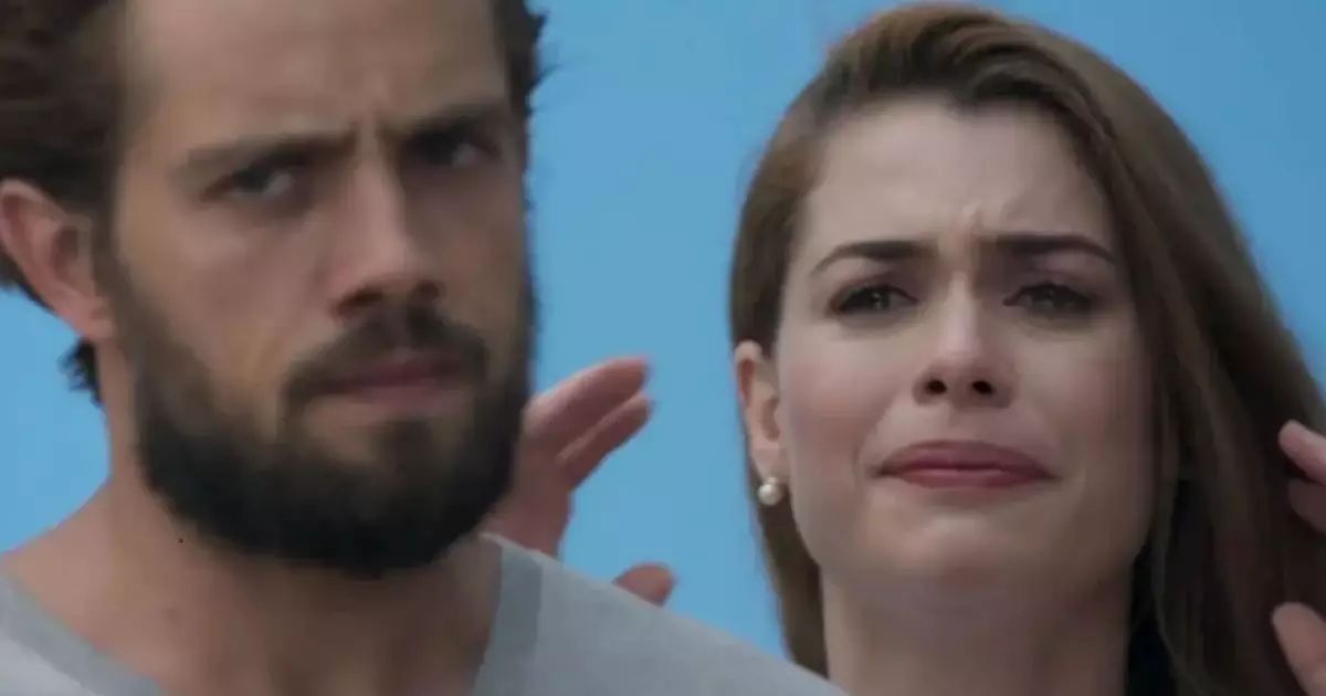 Cena de Alinne Moraes e Rafael Cardoso em 'Além do Tempo'