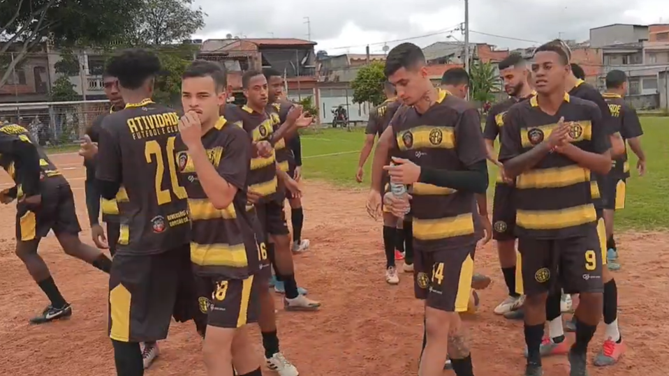 Final no Campo do Riverplate em Guaianazes: Atividade vence Ousadia e Alegria nos pênaltis após empate 0x0. Goleiro em destaque com defesa crucial. Celebração e emoção pura.