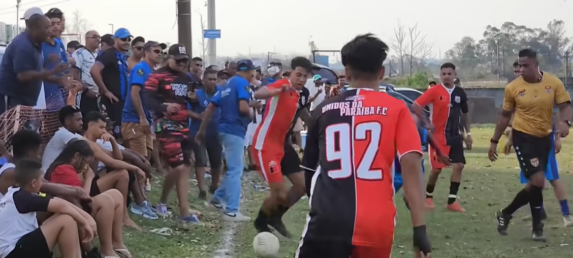 Final da Copa Arena Papelão em campo aberto: Vida Loka vs Unidos da Paraná com torcida animada e jogo pegando fogo em partida memorável de futebol de várzea.