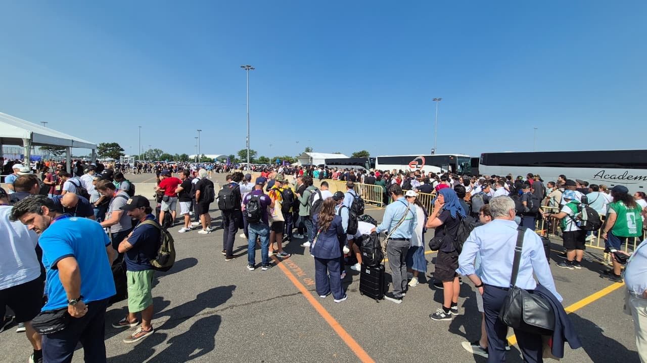 Fila de jornalistas em revista no Estádio de Nova Jersey antes da final
