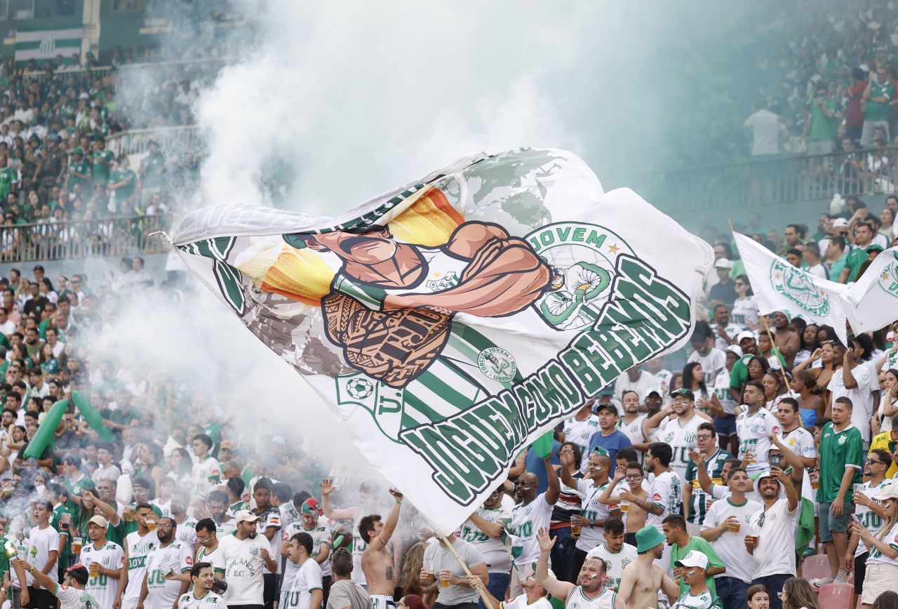 Torcida no Parque do Sabiá durante a final da Série D