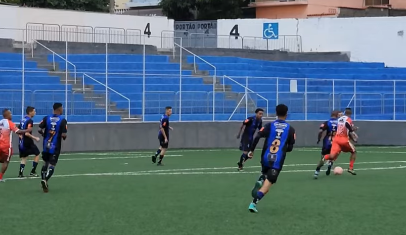 Jogadores do Só Resenha celebrando a vitória nos pênaltis contra o Águas Vermelhas na final da Taça Cidade de Itaquá, com torcida em festa apoiando a conquista.