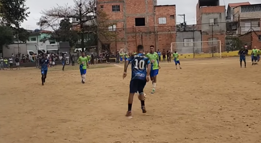 Final da 19ª Copa Santana Itaquerense no campo de terrão em Itaquera: Planeta Park vence Conexão Vila Verde nos pênaltis após empate 1x1. Poeira, emoção e celebração da vitória.