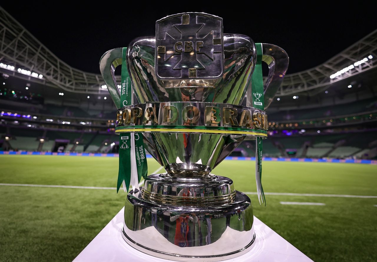 Troféu da Copa do Brasil no gramado do Mané Garrincha
