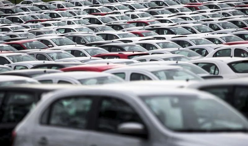 Concessionária com carros novos e usados expostos