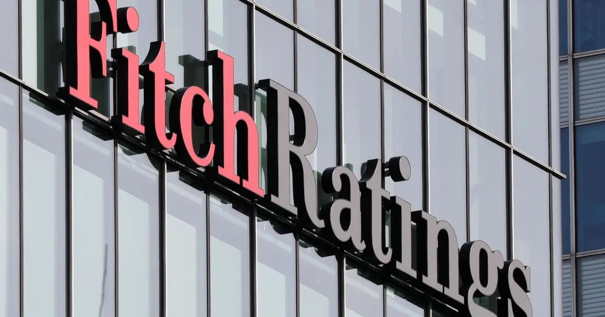 Logotipo da Fitch Ratings em fachada