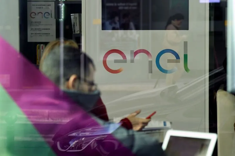 Logo da Enel em poste de rede elétrica