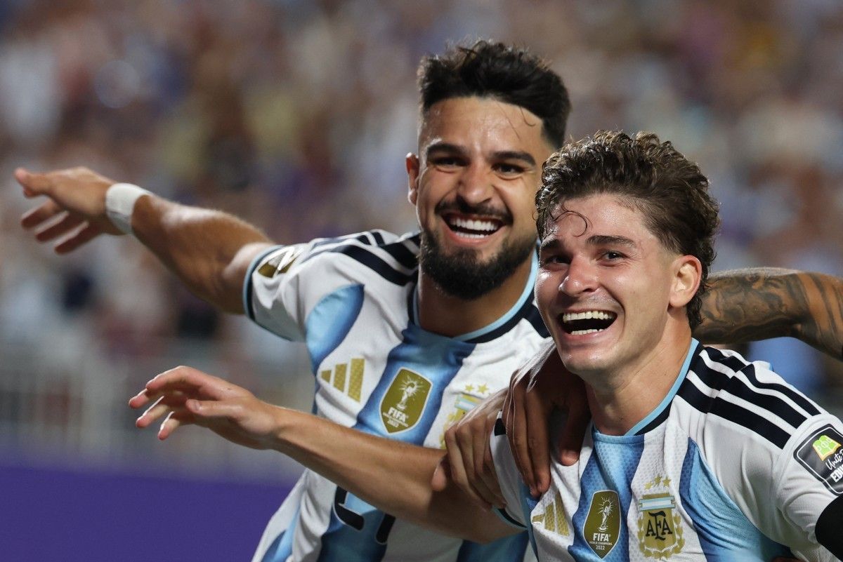Flaco López comemora assistência