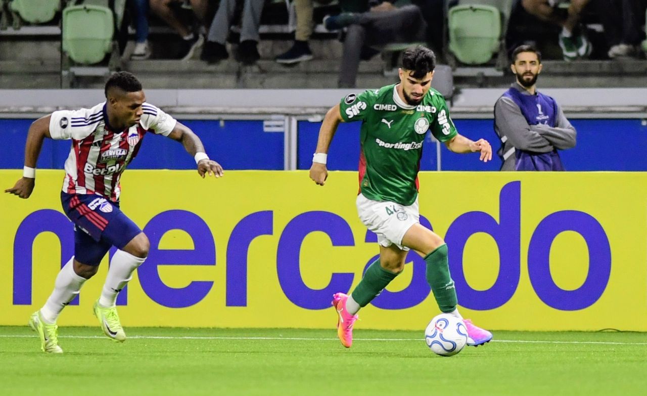 Flaco López comemorando com companheiros do Palmeiras