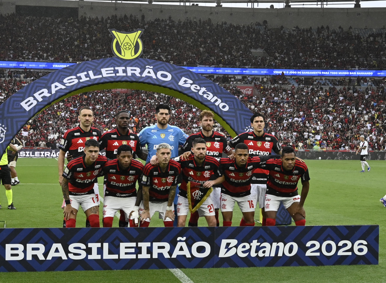 Jogadores do Flamengo em disputa contra o Vasco