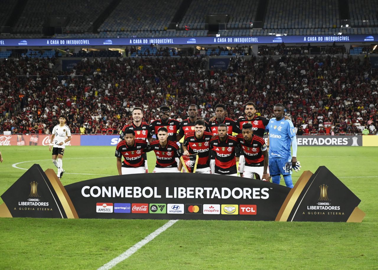 Jogadores do Flamengo comemoram gol contra o Cusco