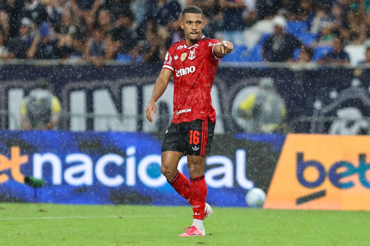 Jogadores do Flamengo comemoram gol na partida contra o Remo