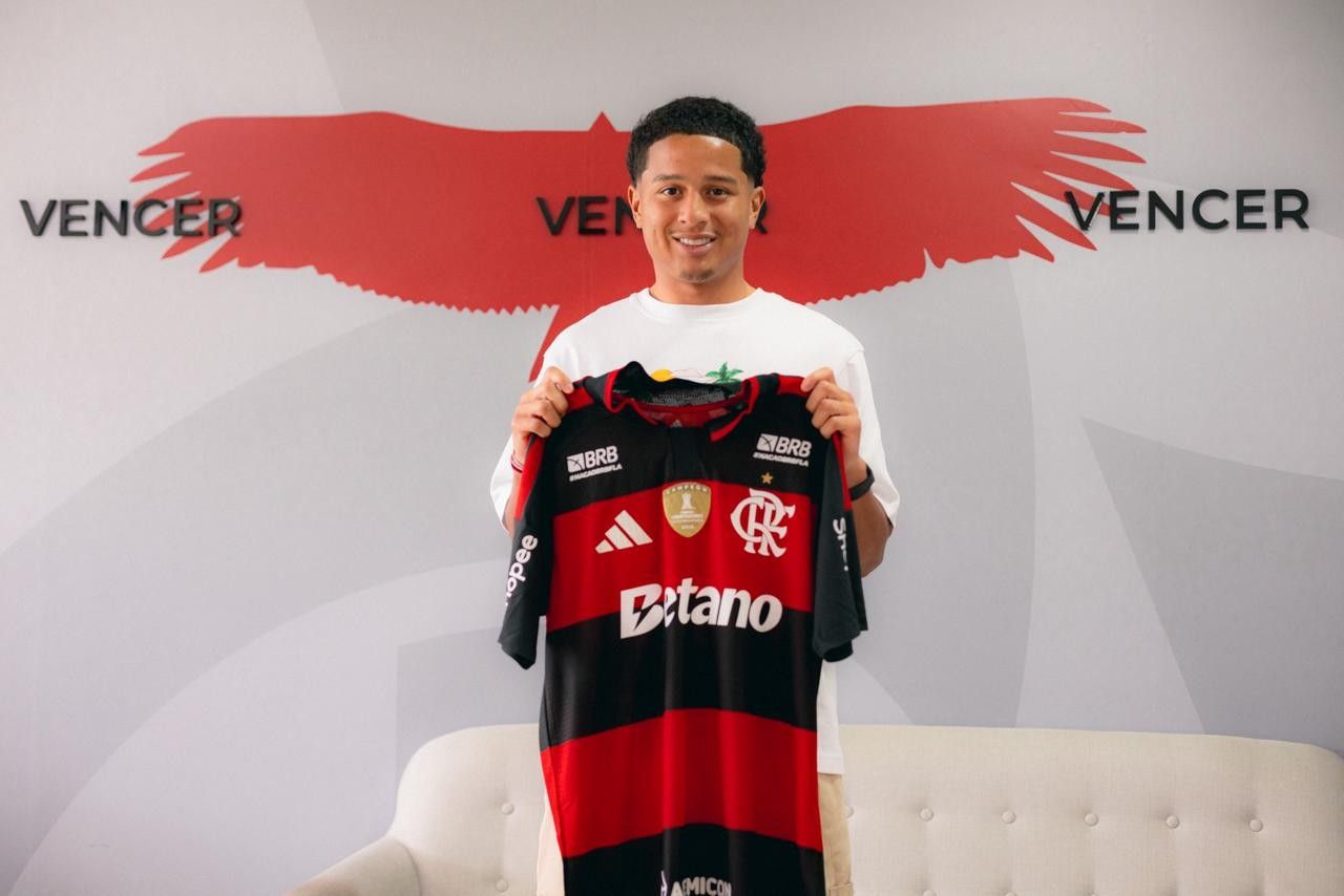 Anthony Valencia com a camisa do Flamengo