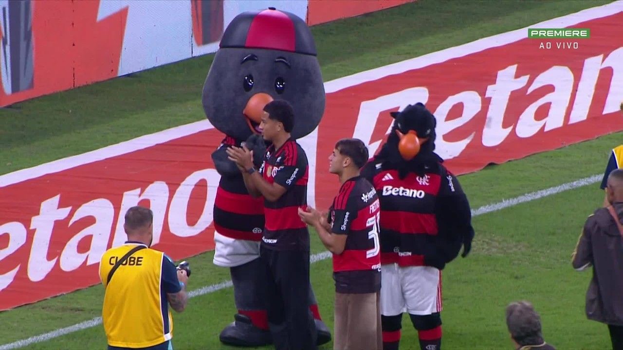 Joaquín Freitas e Anthony Valencia acenam no gramado do Maracanã