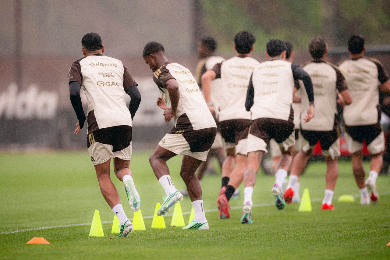 Treino do Flamengo com jogadores da base no Ninho do Urubu