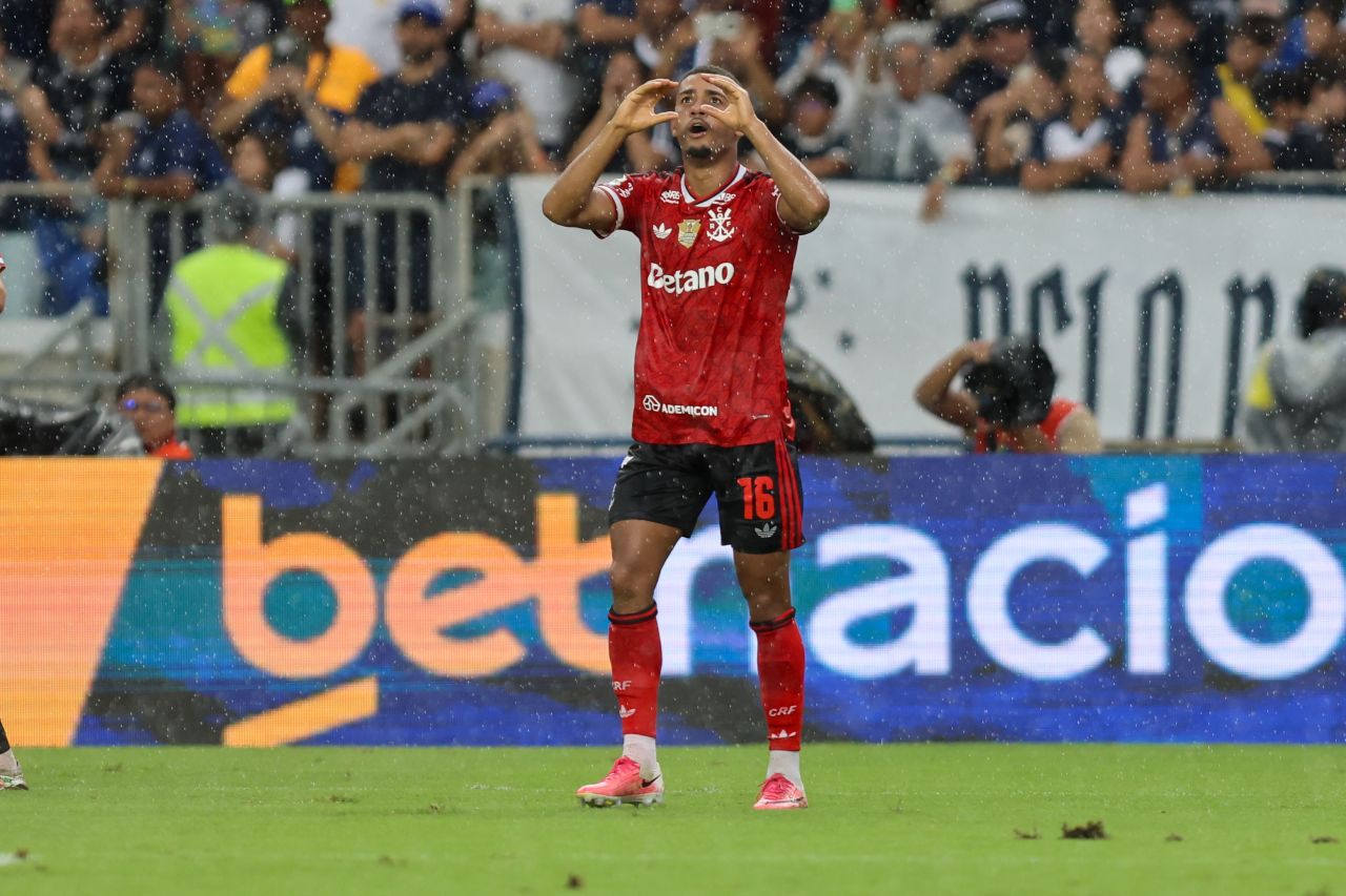 Samuel Lino comemora gol do Flamengo contra o Remo