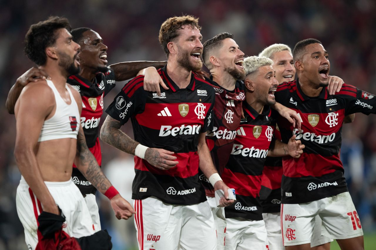 Jogadores do Flamengo comemorando gol no Maracanã