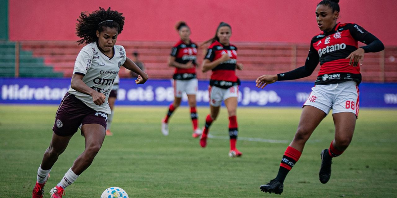 Jogadoras do Flamengo comemoram gol contra a Ferroviária no Luso-Brasileiro
