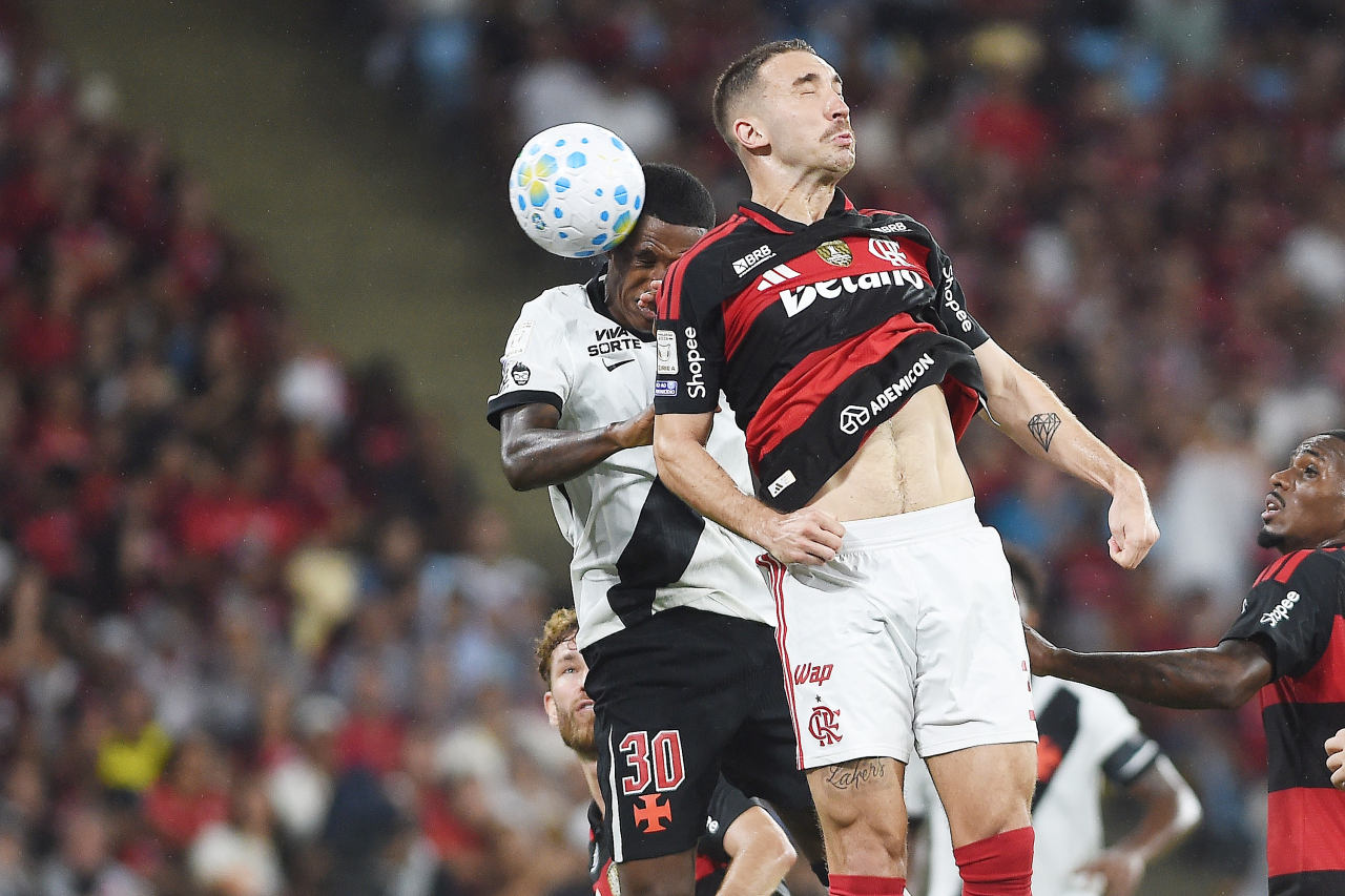 Gol de cabeça de Robert Renan contra o Flamengo