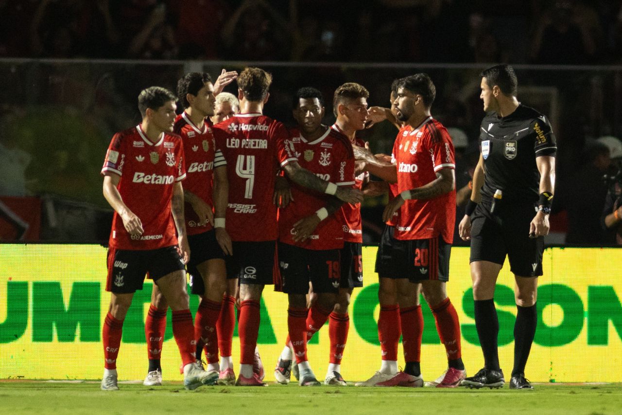 Carrascal comemora gol pelo Flamengo contra o Mirassol