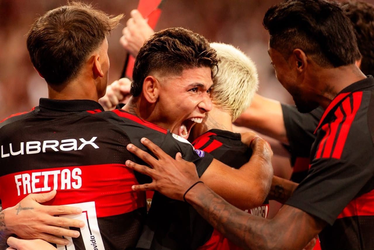 Carrascal comemora o gol que decidiu Flamengo 1 a 0 Fluminense
