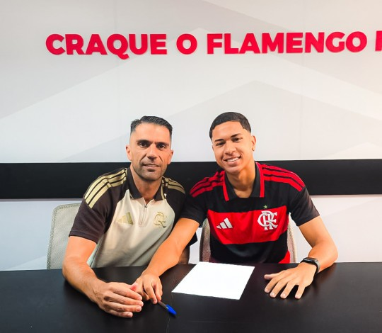 Weverson ao lado do diretor da base do Flamengo durante assinatura