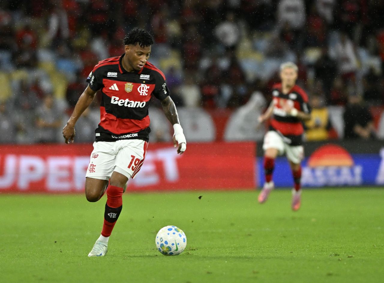 Gonzalo Plata segurando a coxa após partida pelo Flamengo
