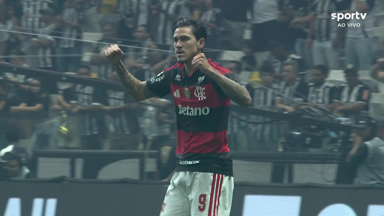 Imagem do urubu do Flamengo sobre o galo caído após jogo 4 a 0