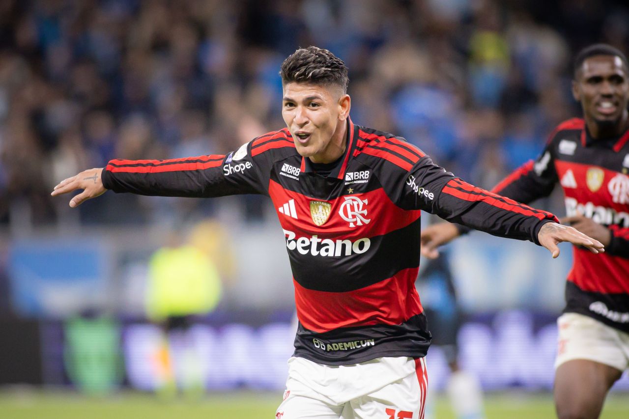 Carrascal comemora após marcar contra o Grêmio