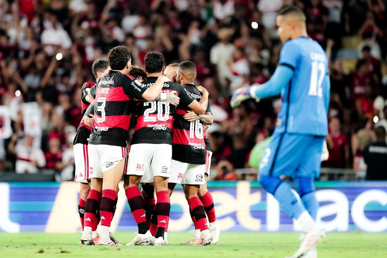 Jogadores do Flamengo comemoram gol no Maracanã